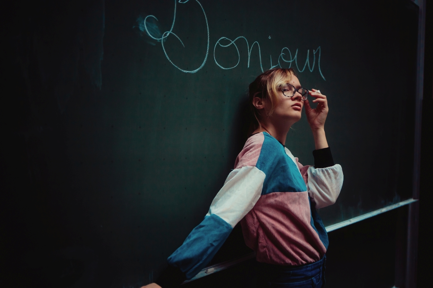 Zu sehen ist ein Portrait aufgenommen in München in Bayern. Im Porträt Foto ist eine junge Frau. Es handelt sich um das französische Model Annie, wohnhaft in München. Die Aufnahmen wurden in der Münchner Universität aufgenommen. Das Shooting wurde von dem Fotografen Daniel Schubert von Steins Pictures durchgeführt.