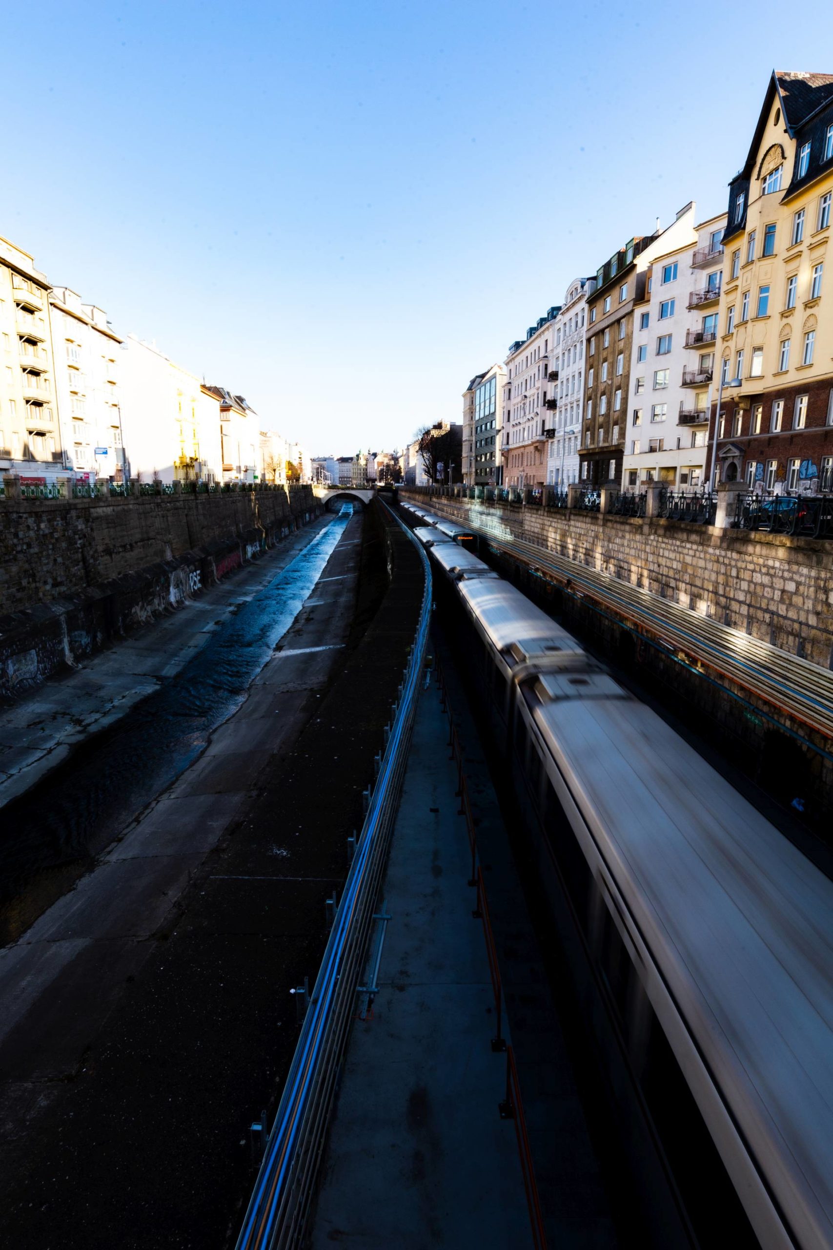 Bilder aufgenommen in Wien während meines ersten Testlaufes mit einen Ultra Weitwinkel Objektiv in der Streetfotografie.