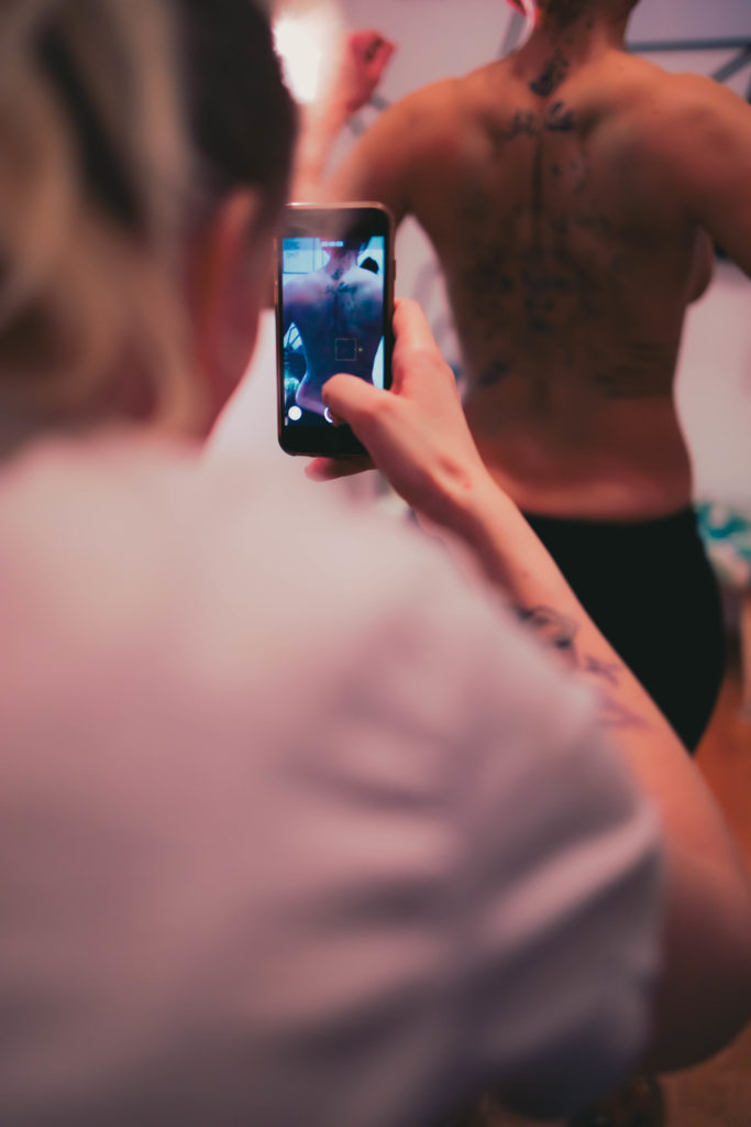 Reportage über das Münchner Tattoostudio Holy Papaya und die Geschichte eines Tattoos, wie es gestochen wird und das Studio an sich. 