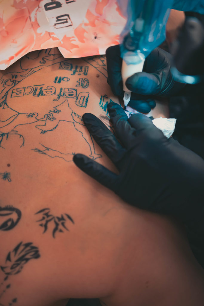 Reportage über das Münchner Tattoostudio Holy Papaya und die Geschichte eines Tattoos, wie es gestochen wird und das Studio an sich. 