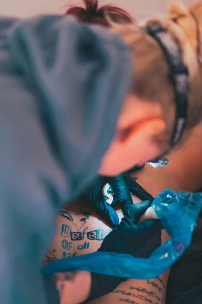 Reportage über das Münchner Tattoostudio Holy Papaya und die Geschichte eines Tattoos, wie es gestochen wird und das Studio an sich. 