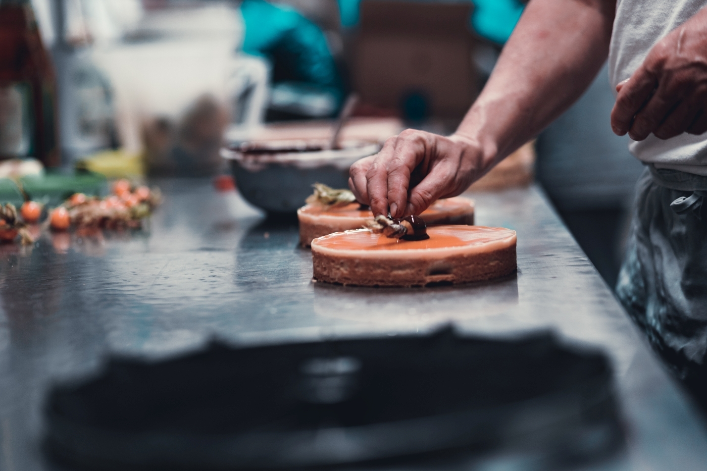Eine Businessreportage für das Cafe Ruffini in München von dem Fotografen Daniel Schubert aka Steins Pictures. Die Fotos wurden in der hauseigenen Backstube gemacht und zeigen Konditoren bei ihren Handwerk, speziell bei der Gestaltung der stadtweit bekannten Ruffini Torten und Kuchen. 