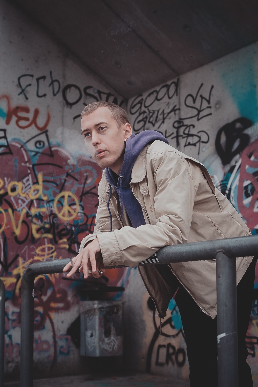 Portrait von einem Münchner Künstler in der Halfpipe nahe des Hirschgarten, locker beim rauchen, geschossen von dem Portraitfotografen Daniel Schubert im Zuge seiner Ausarbeitung seines Portfolios für Schauspielerportraits, Sedcard Shootings und als Fashion Fotograf in München.