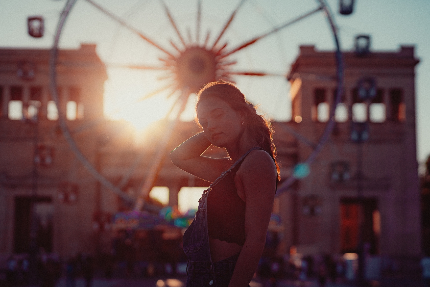 Portrait von Manuela auf dem temporären Jahrmarkt am Königsplatz bei einem Shooting in München aufgenommen von dem Portraitfotografen Daniel Schubert in der Abendsonne.