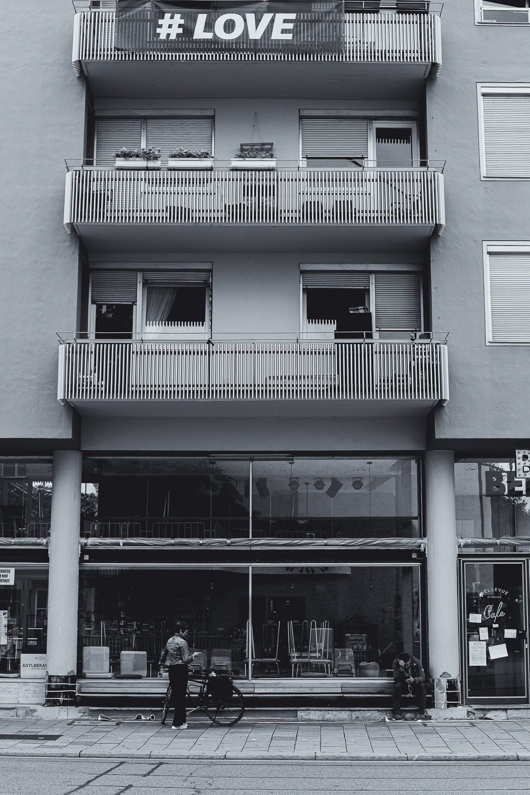 Work examples from the munich photographer Seins Pictures, who does Portraits, Streetphotography, workshops, Business photography documentations.