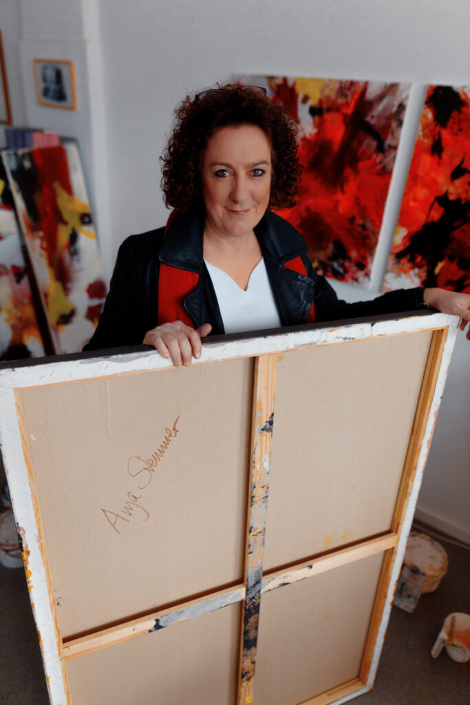 Ausschnitte aus dem Portraitshooting mit dem Münchner Portraitfotograf Daniel Schubert im Auftrag der KünstlerIn Anna Stenger für Ihre Website und social media.