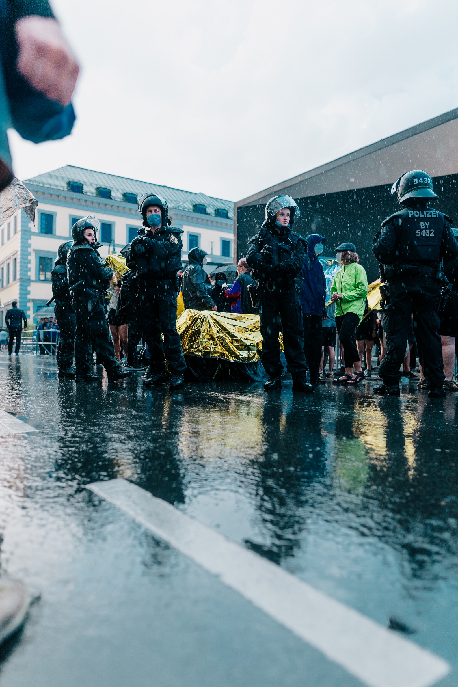 Einblicke in die Demonstration von dem Bündnis Sand im Getriebe gegen die Automobil Messe in München Bayern im Jahr 2021. Fotografiert und begleitet von dem Portrait, und Reportage Fotograf Daniel Schubert