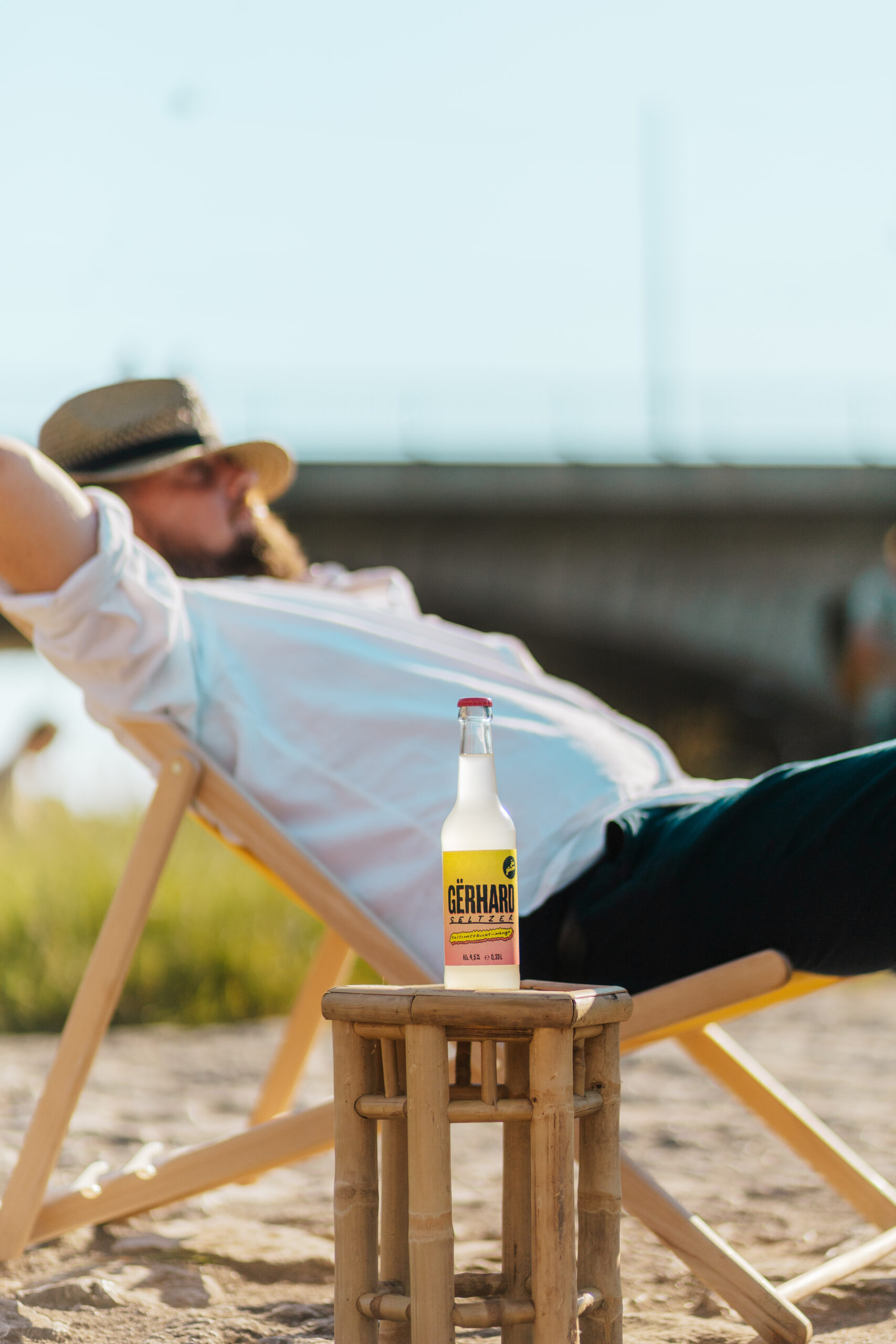 Produkt Shooting von Flaschen für den Getränkehersteller Gerhard Selzer mit dem Produkt und Portrait Fotografen Daniel Schubert