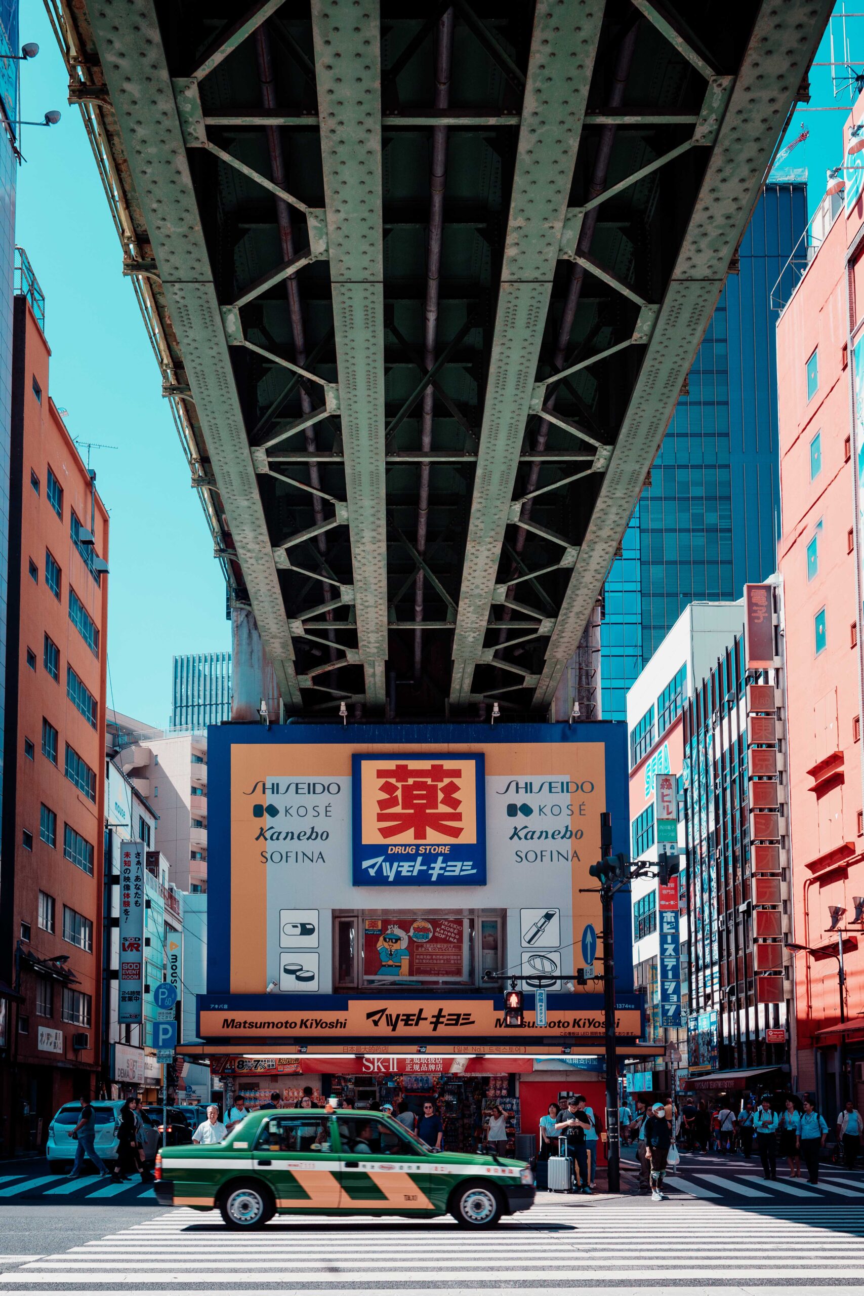 Taxi unter einer Brücke in der Hauptstraße Akihabaras Hokuriku, Toyko, Japan