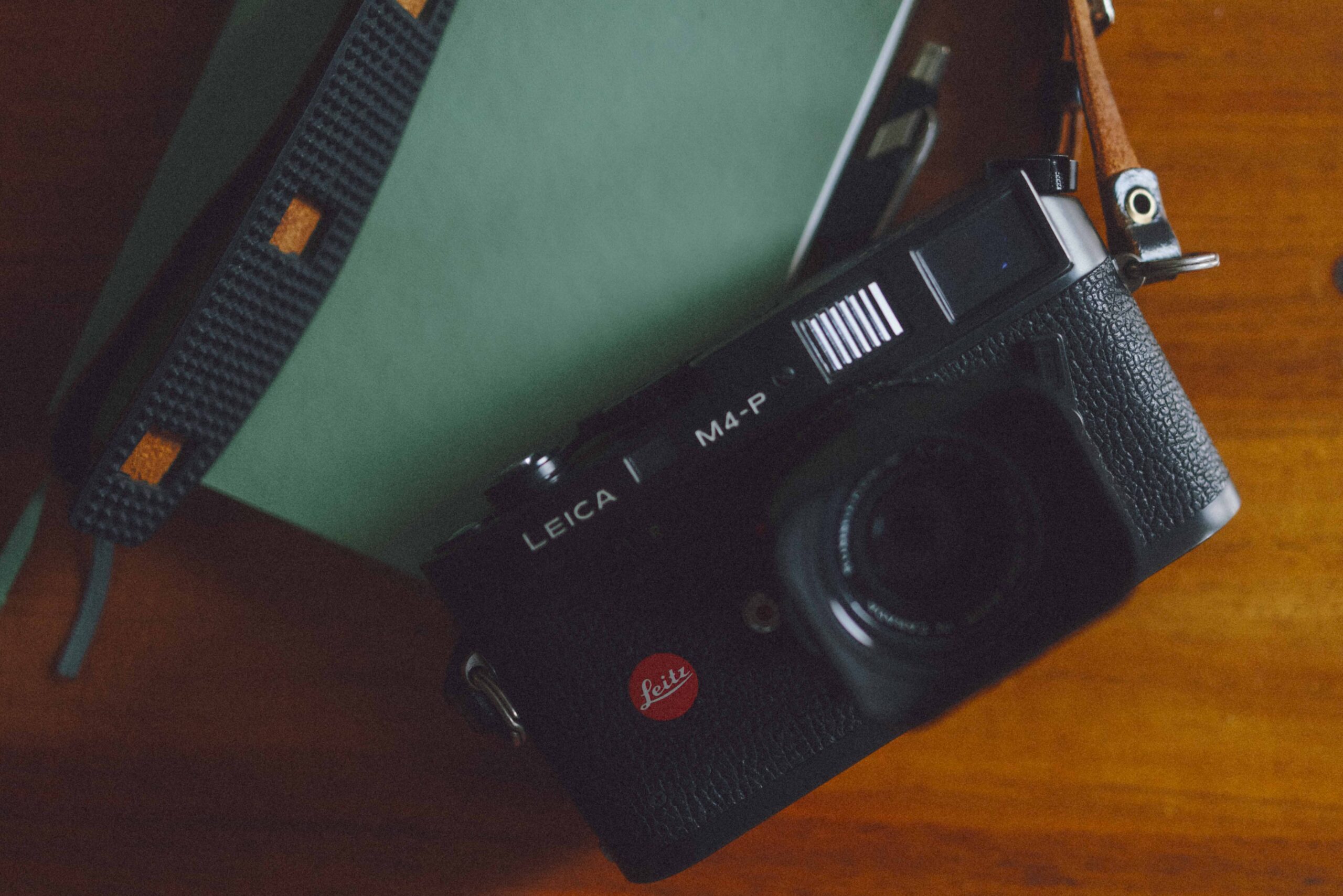 A leica m4p rangefindercamera on a table.